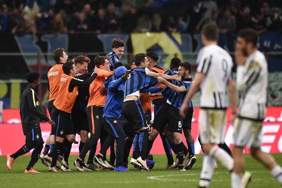 L&#39;Inter festeggia la vittoria dopo il gol del 2-1. LAPRESSE